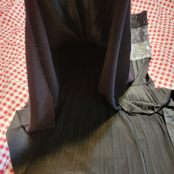 Shimmer and pleated top..sz 1x... Black, Silver and Grey. - Picture 5 of 5